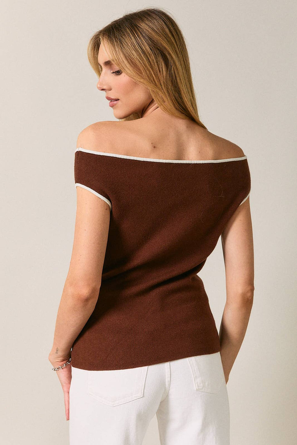 OFF SHOULDER SLEEVELESS CONTRAST PIPING SWEATER TOP: BROWN-CREAM / M