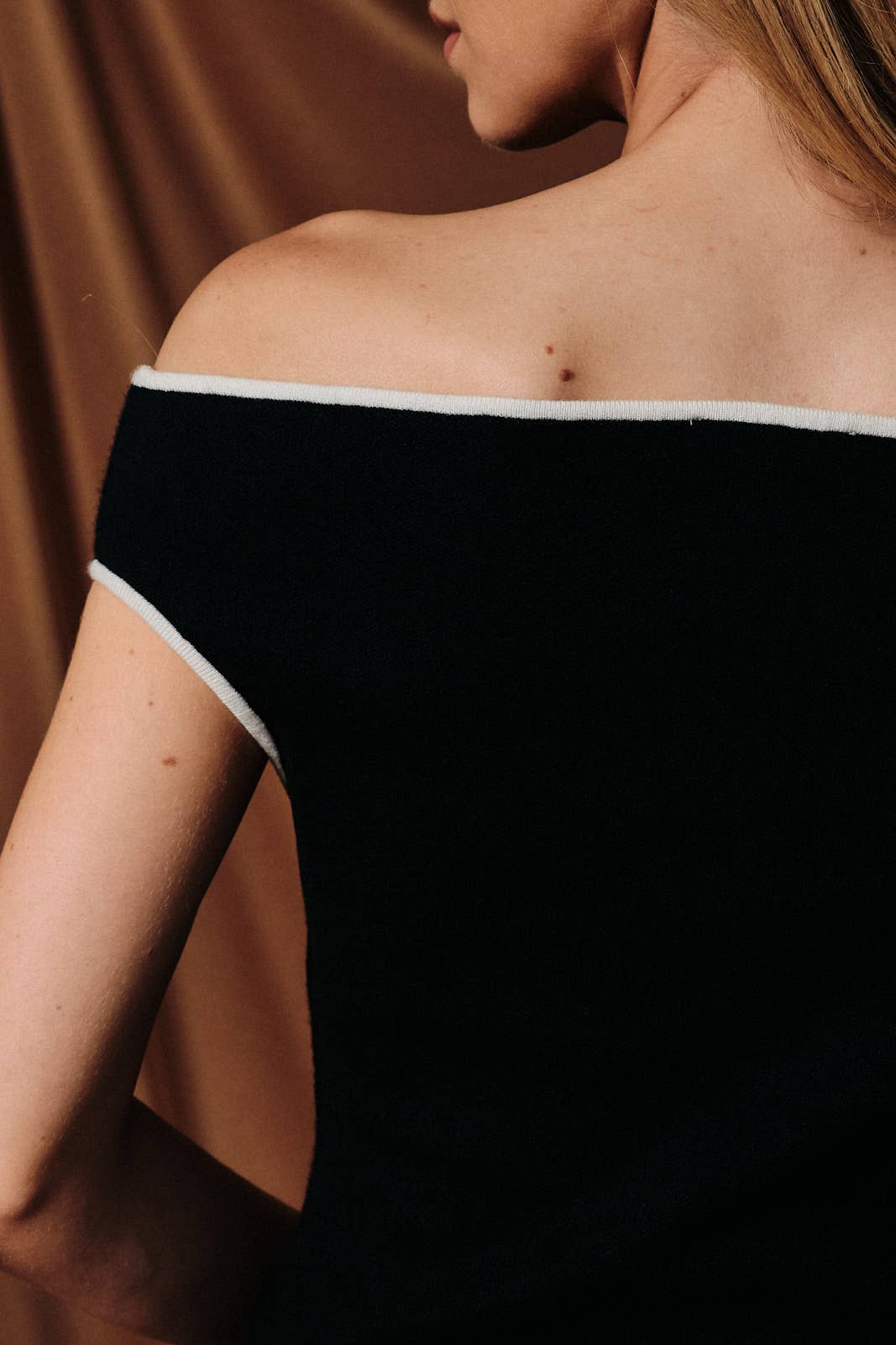 OFF SHOULDER SLEEVELESS CONTRAST PIPING SWEATER TOP