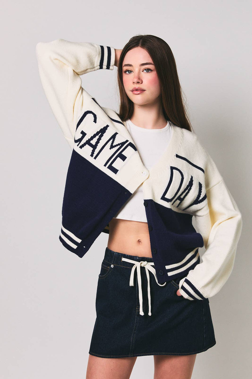KNIT SWEATER CARDIGAN WITH "GAME DAY" GRAPHIC: CREAM-NAVY / XS
