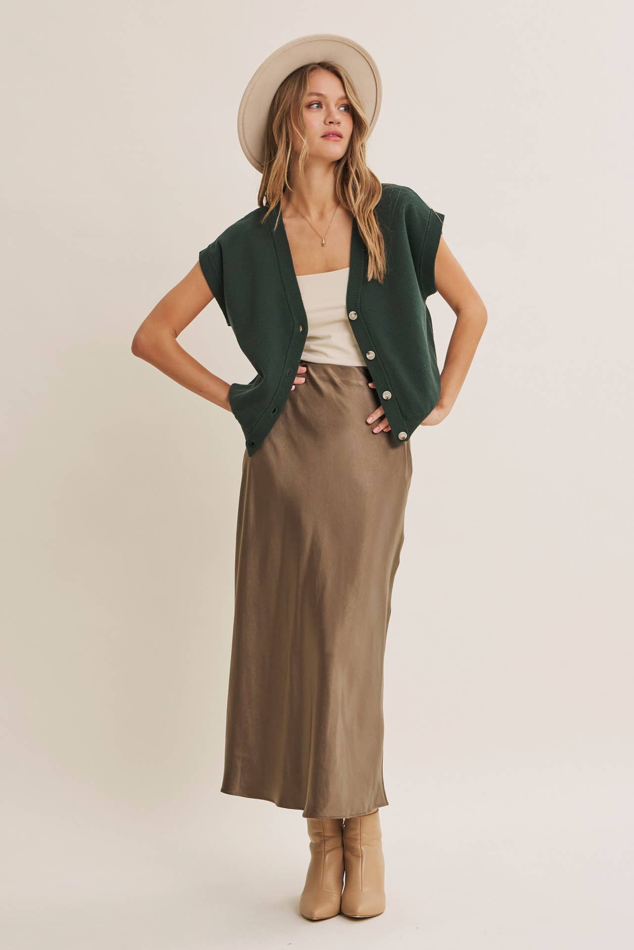 MULTI-WAY VERSATILITY SOFT COTTON BUTTON-DOWN SWEATER VEST: OFF WHITE / S