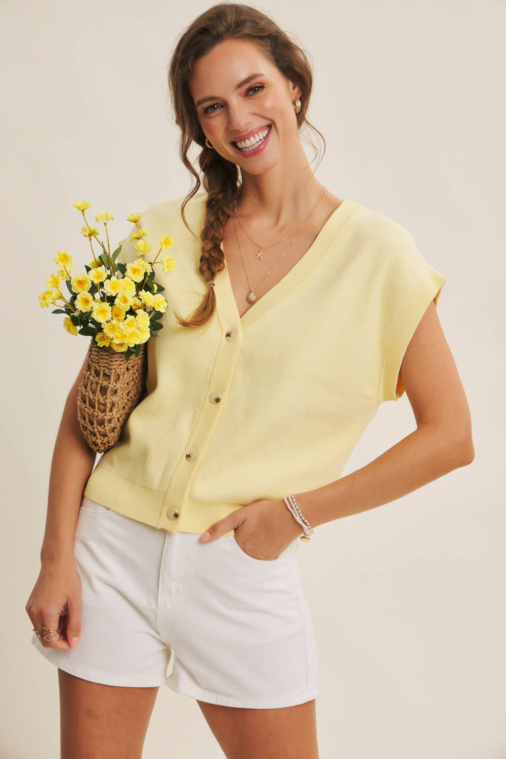 MULTI-WAY VERSATILITY SOFT COTTON BUTTON-DOWN SWEATER VEST: OFF WHITE / S