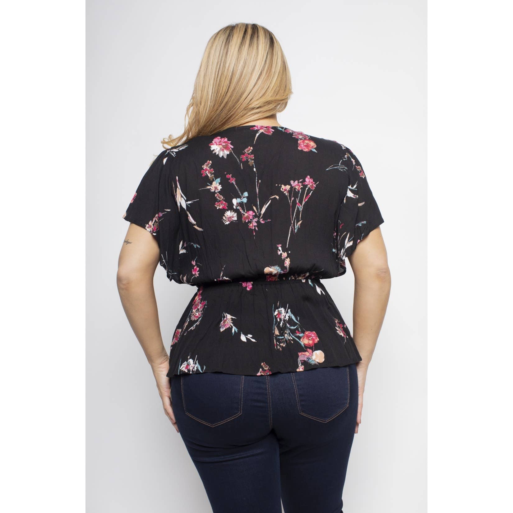 PLUS SIZE FLORAL PRINT SURPLICE TOP: Black / 1X