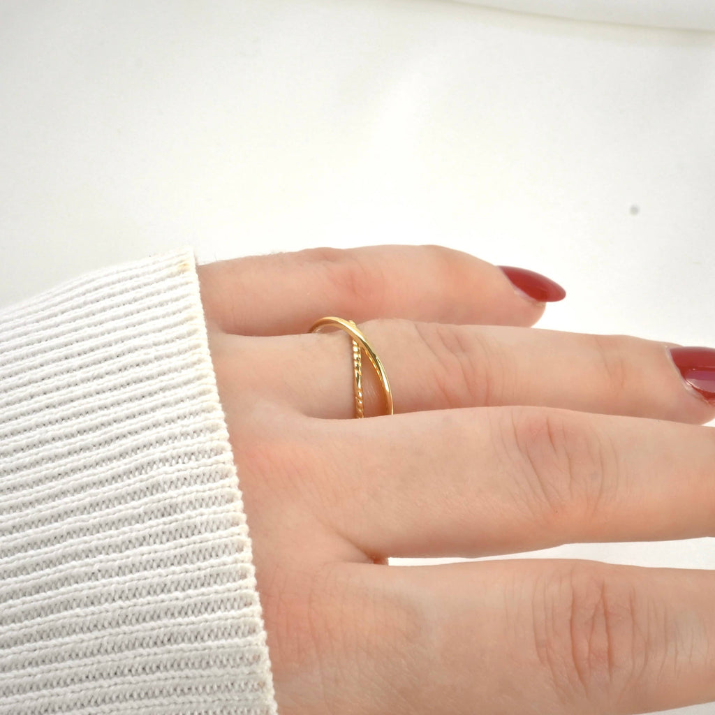 Interlocking Circles Twist Ring