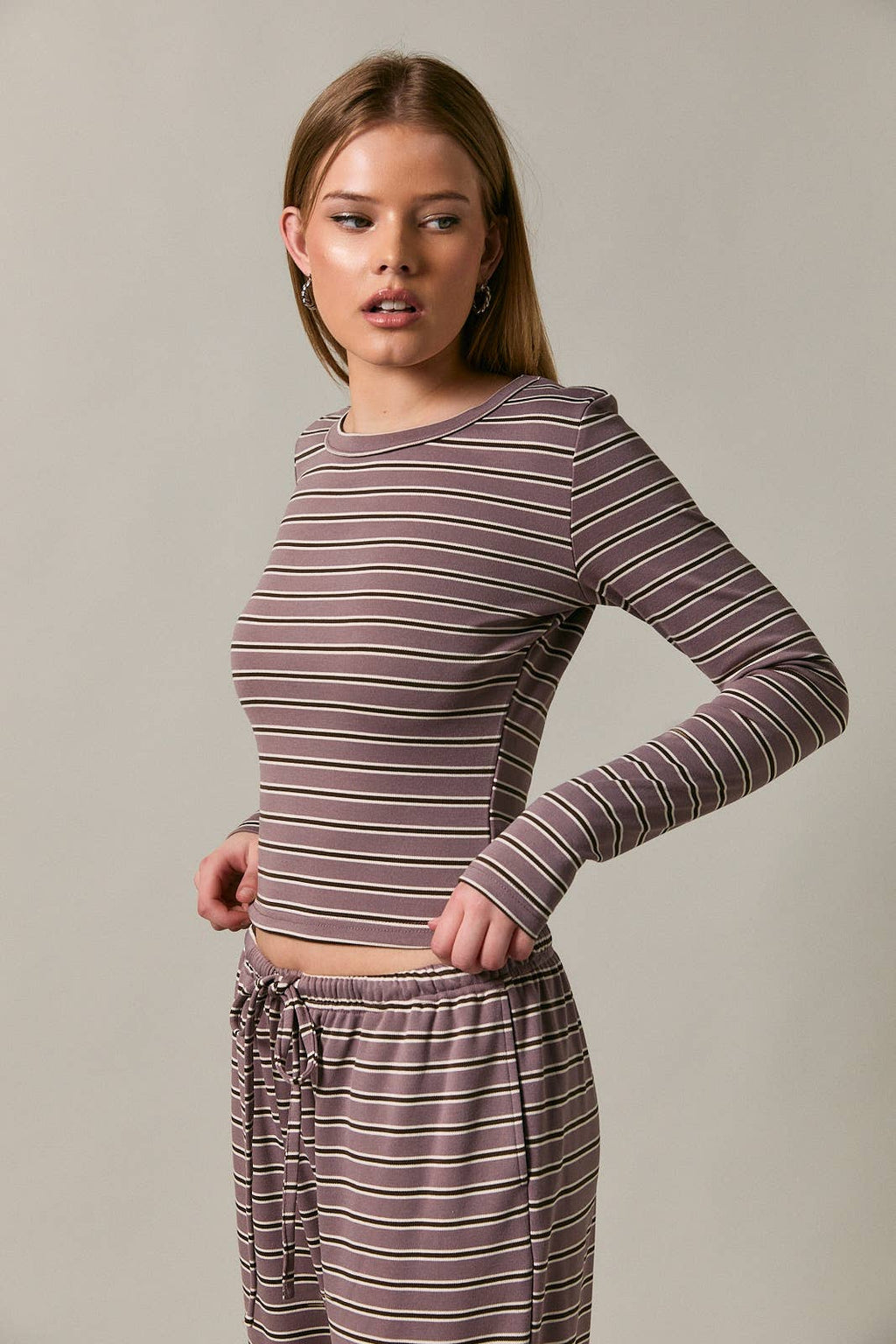 LONG SLEEVE ROUND NECK STRIPED TOP: MAUVE-BROWN STRIPE / L