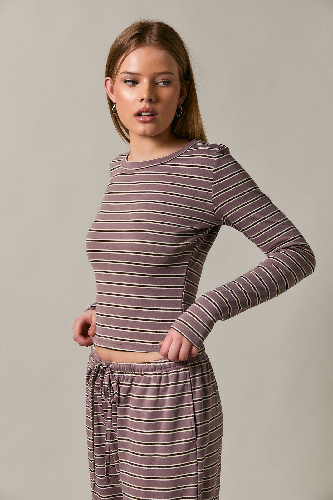 LONG SLEEVE ROUND NECK STRIPED TOP: MAUVE-BROWN STRIPE / L
