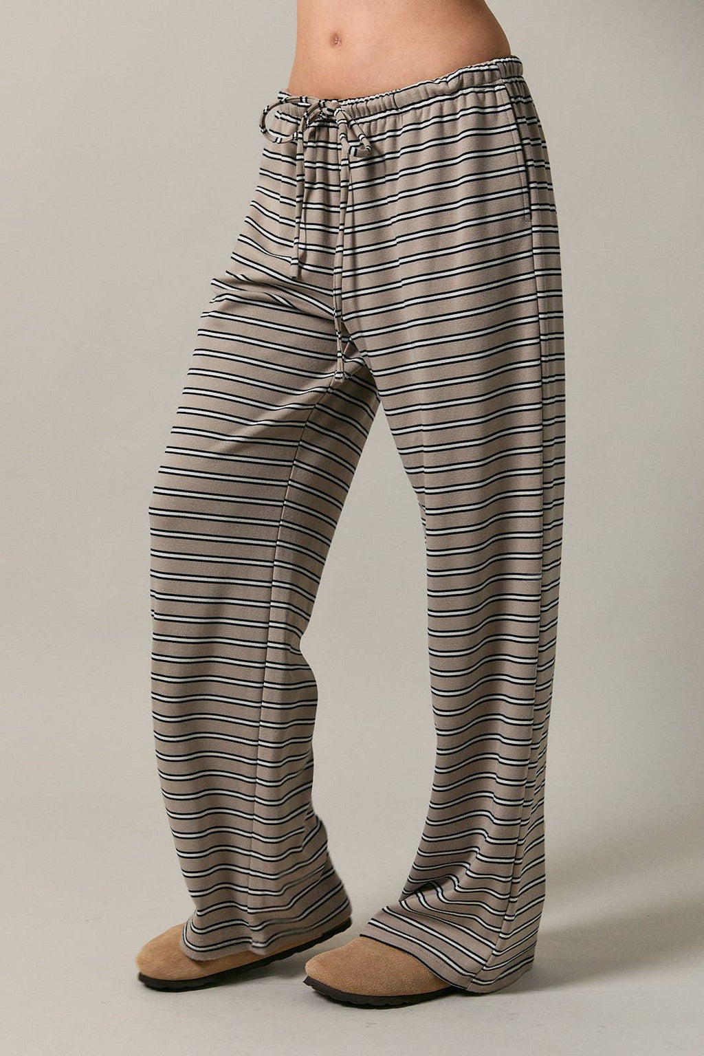 MID WAISTED WIDE LEG STRIPED PANTS: MAUVE-BROWN STRIPE / S