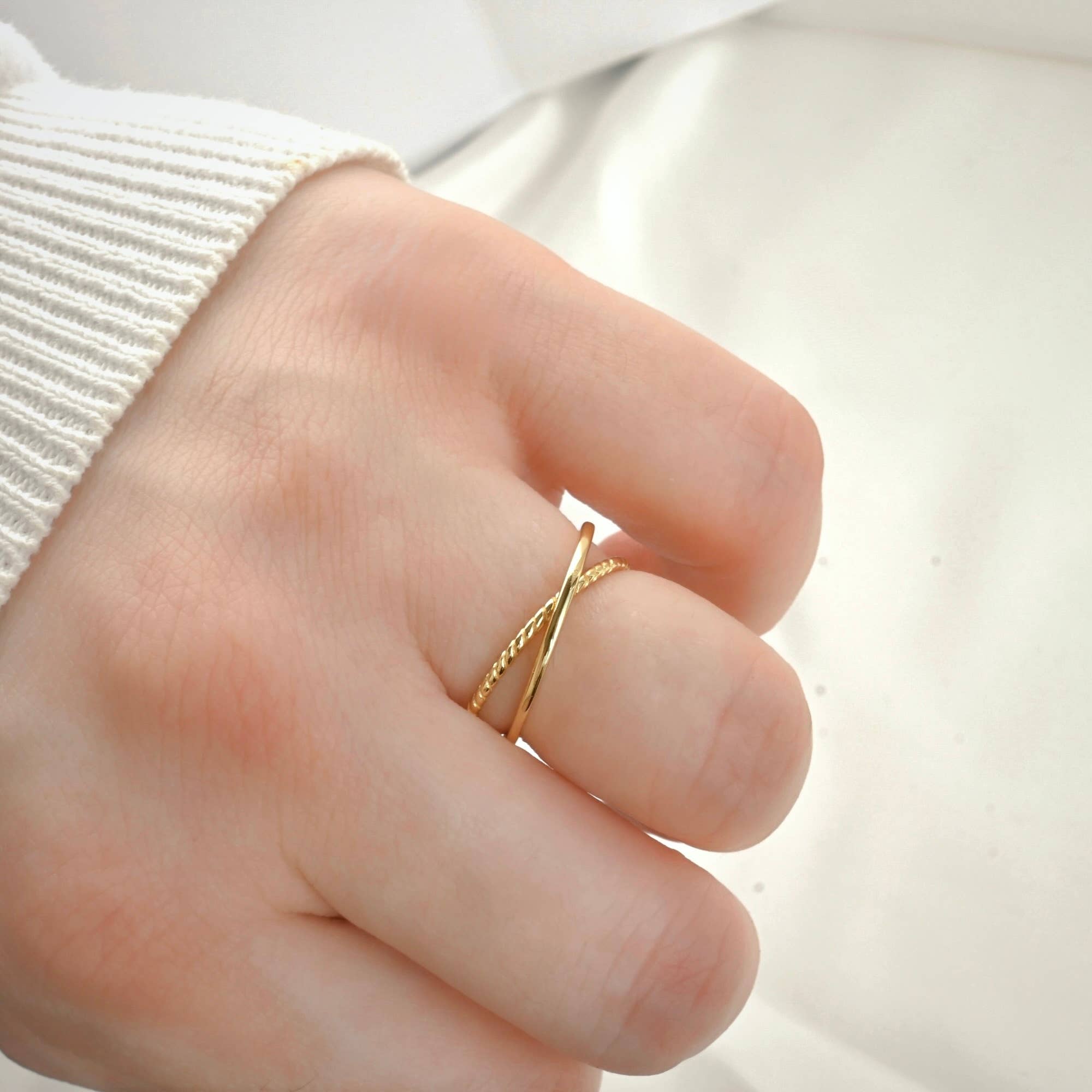 Interlocking Circles Twist Ring
