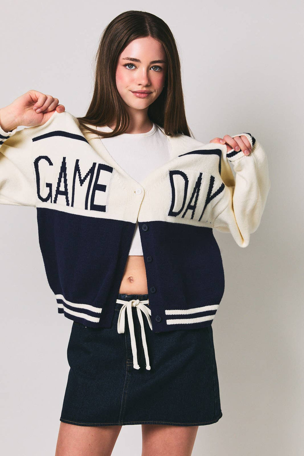 KNIT SWEATER CARDIGAN WITH "GAME DAY" GRAPHIC: CREAM-NAVY / S