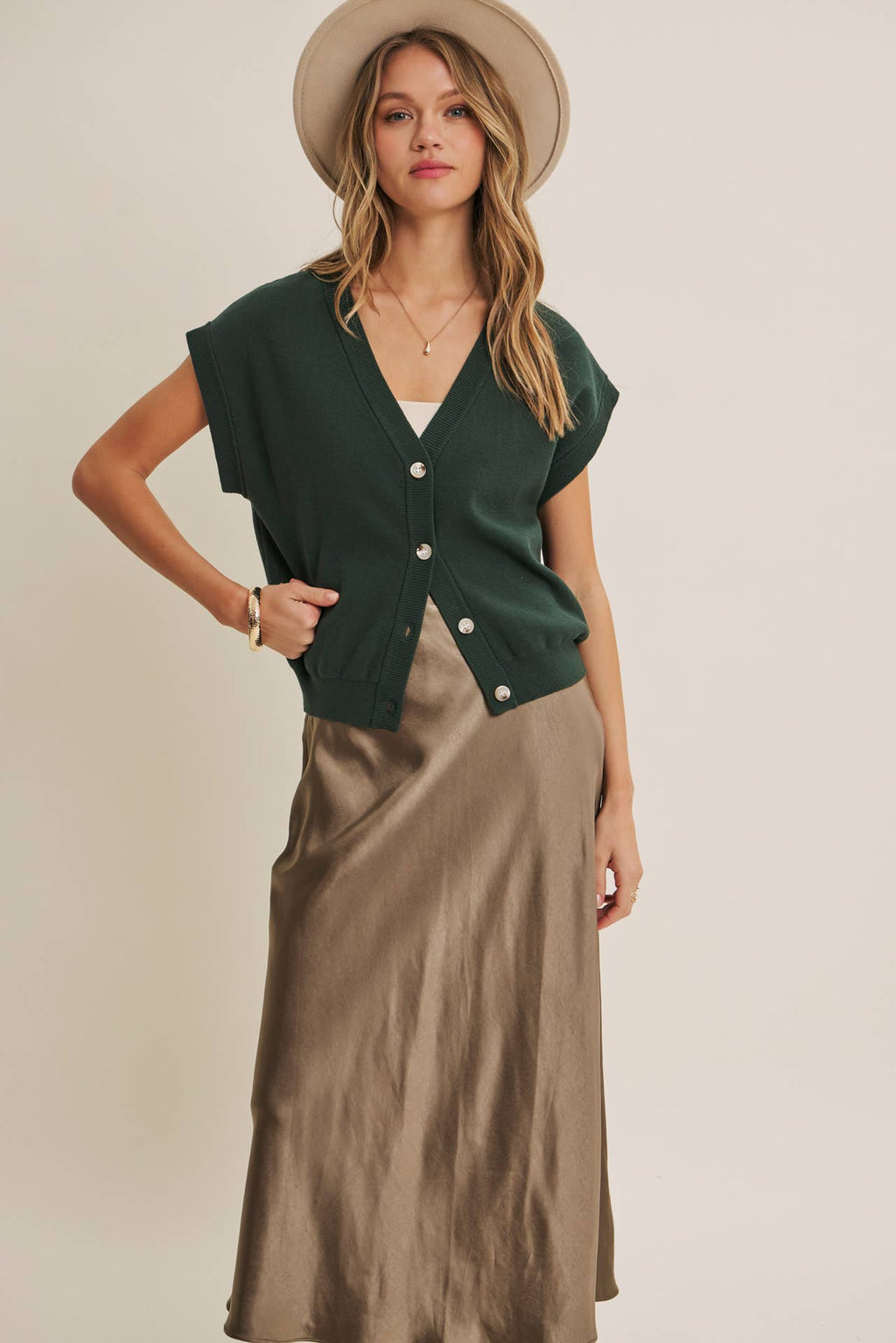 MULTI-WAY VERSATILITY SOFT COTTON BUTTON-DOWN SWEATER VEST: OFF WHITE / M