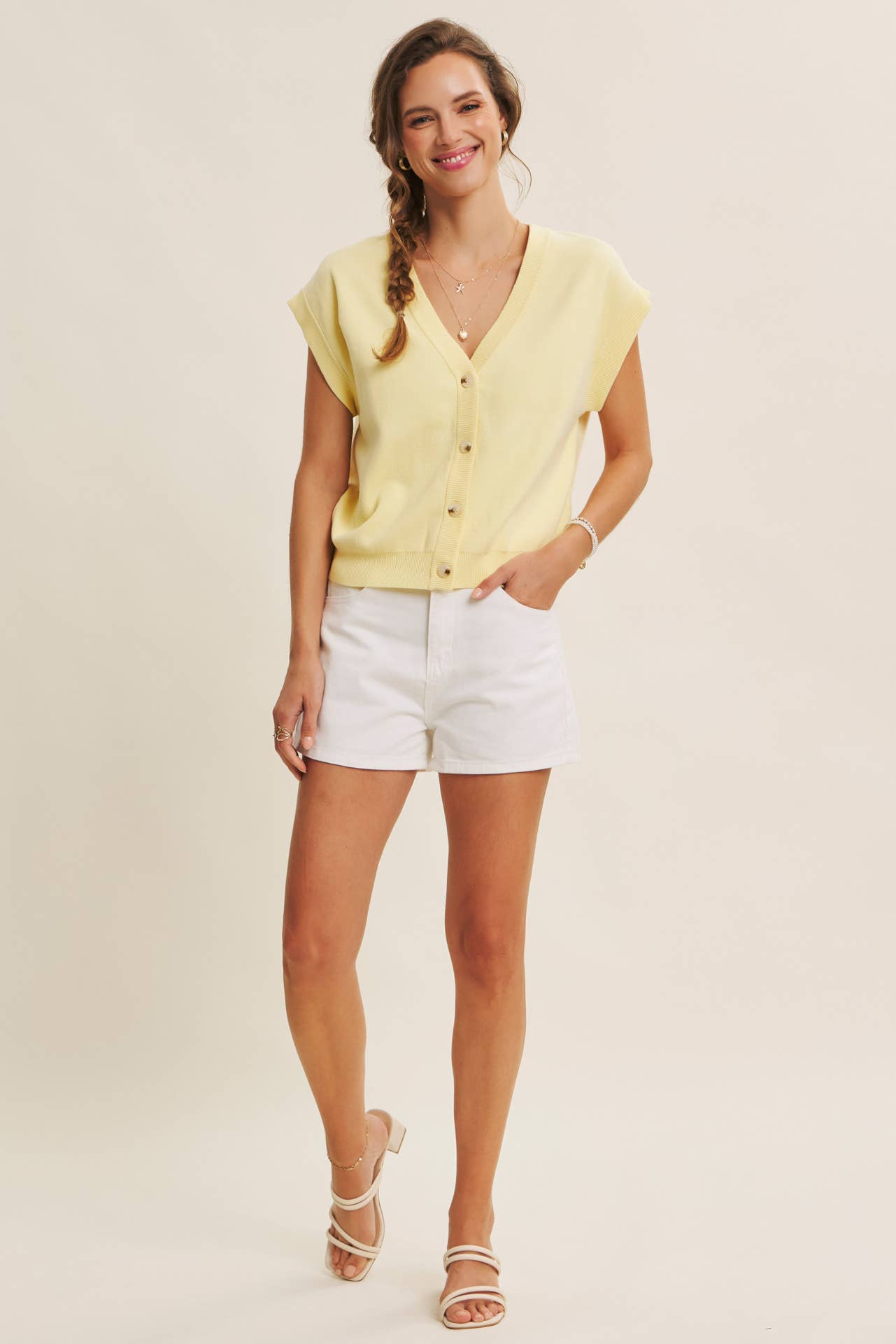 MULTI-WAY VERSATILITY SOFT COTTON BUTTON-DOWN SWEATER VEST: OFF WHITE / L