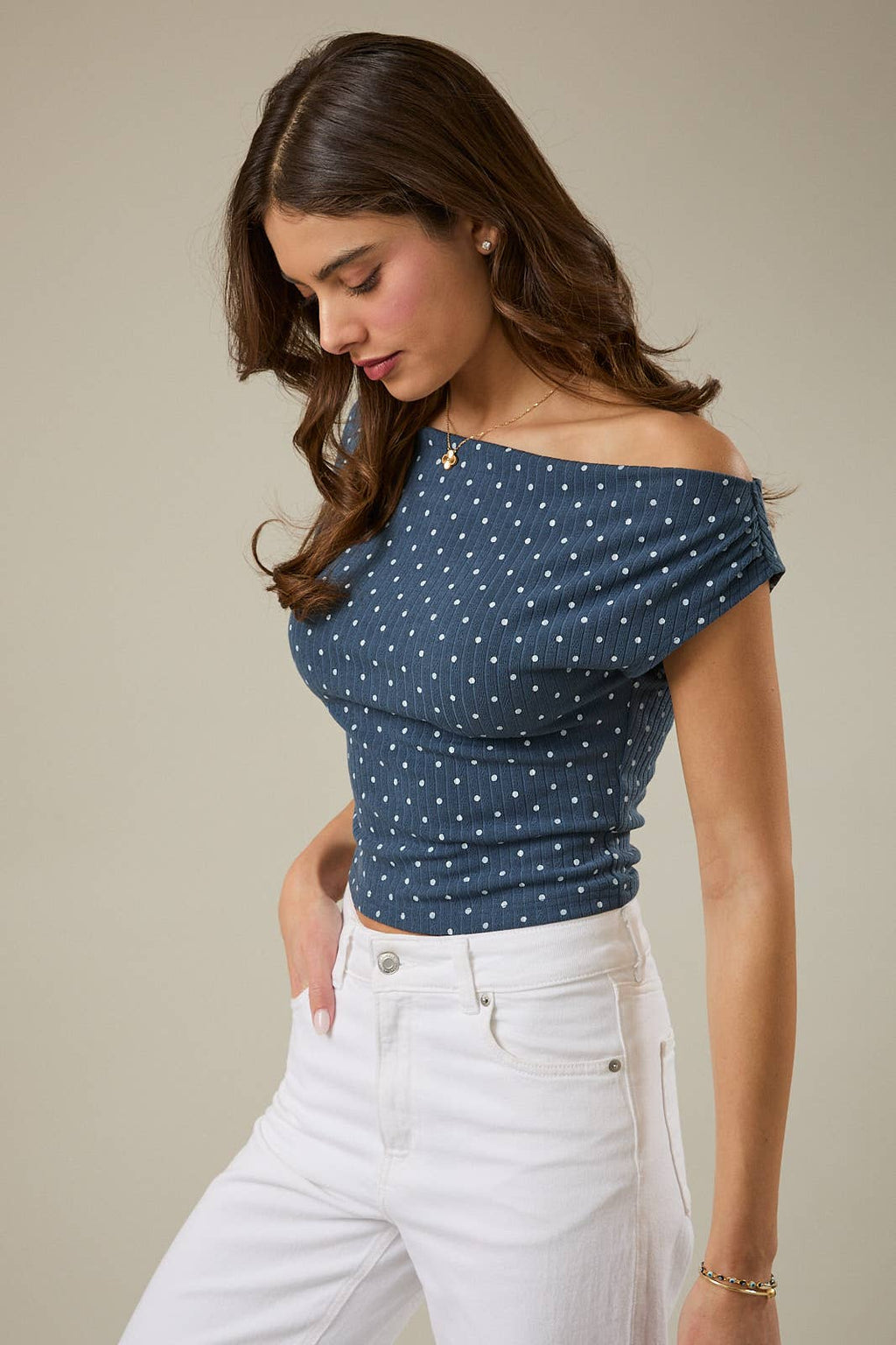 SLOUCHY SHOULDER SLEEVELESS POLKA DOT RIB TOP: MOCHA-BLACK DOT / L