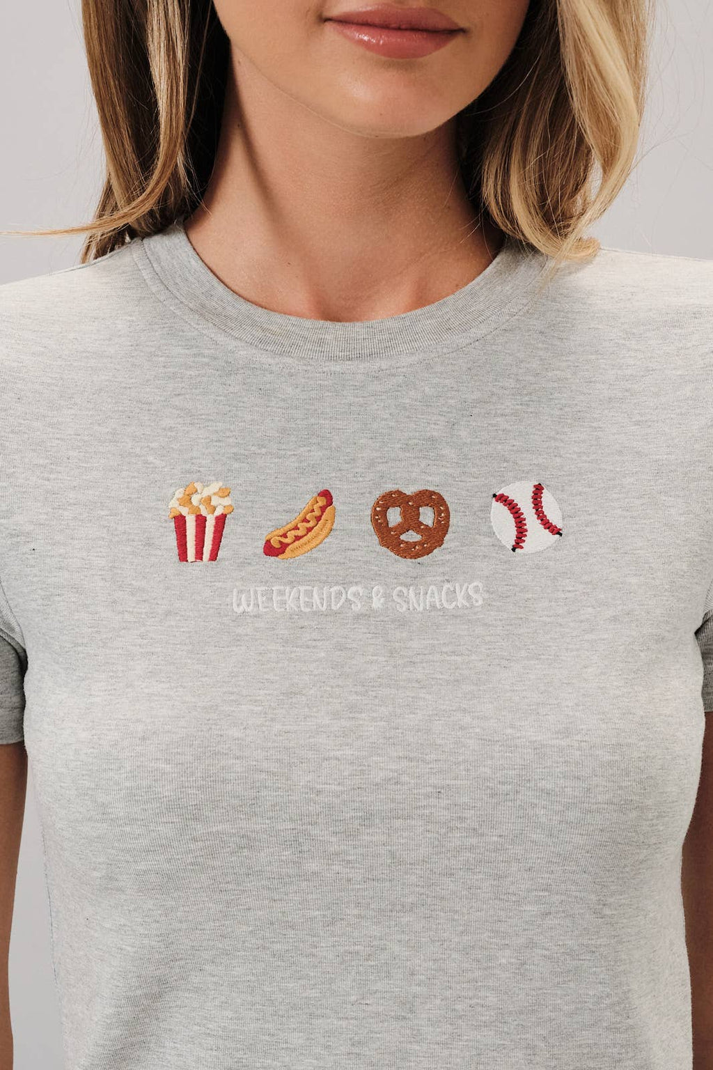 CREW NECK SHORT SLEEVE GAMEDAY SNACK GRAPHIC BABY TEE: H GREY / L