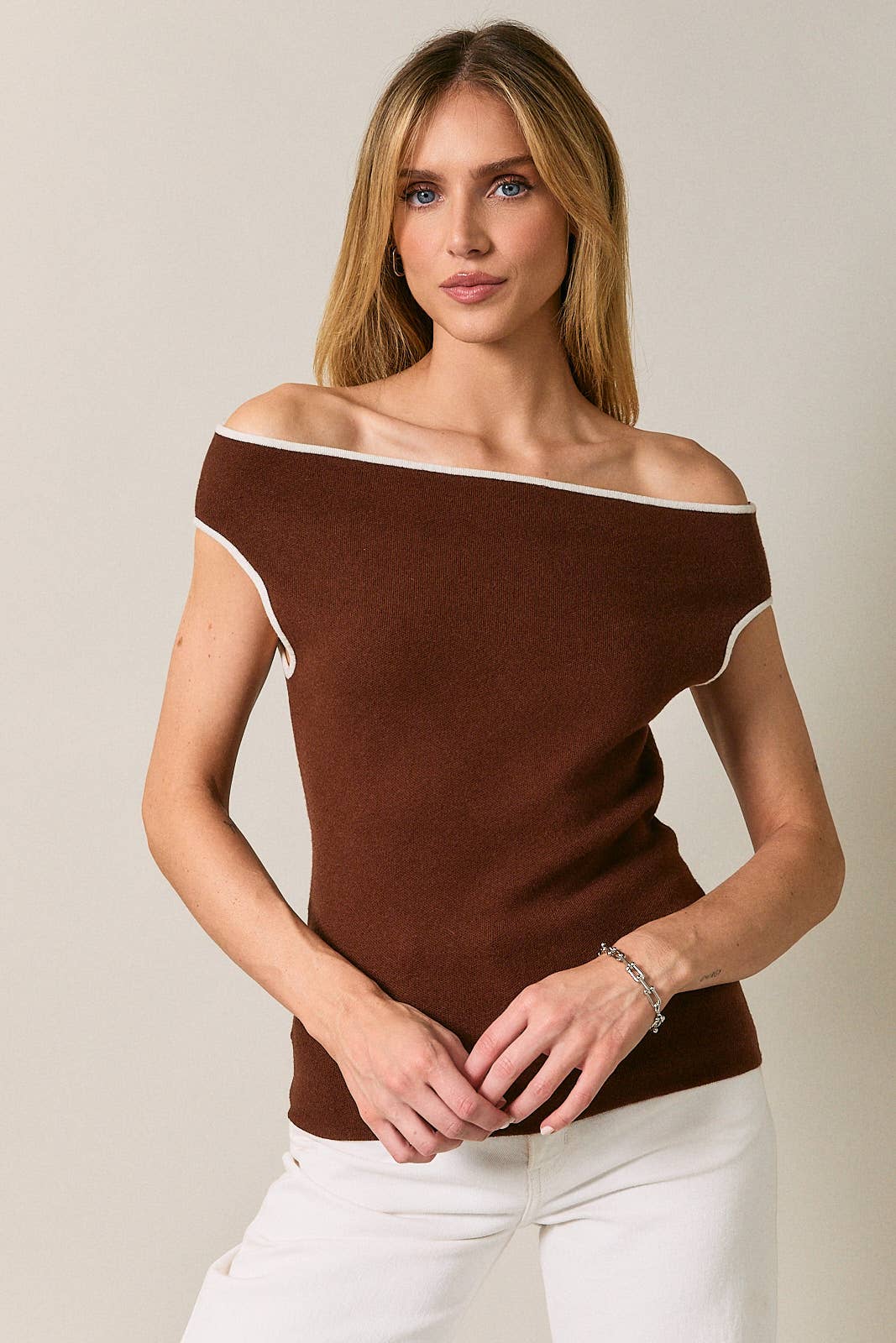 OFF SHOULDER SLEEVELESS CONTRAST PIPING SWEATER TOP: BROWN-CREAM / M