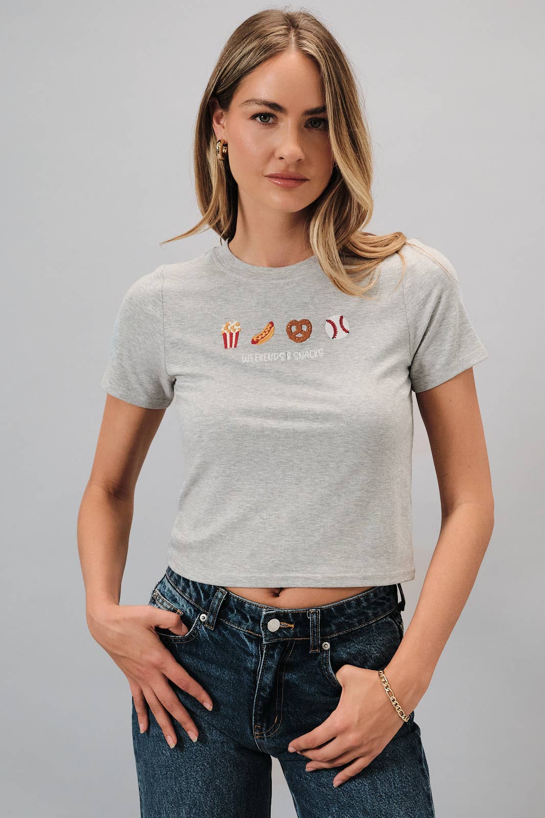 CREW NECK SHORT SLEEVE GAMEDAY SNACK GRAPHIC BABY TEE: H GREY / M