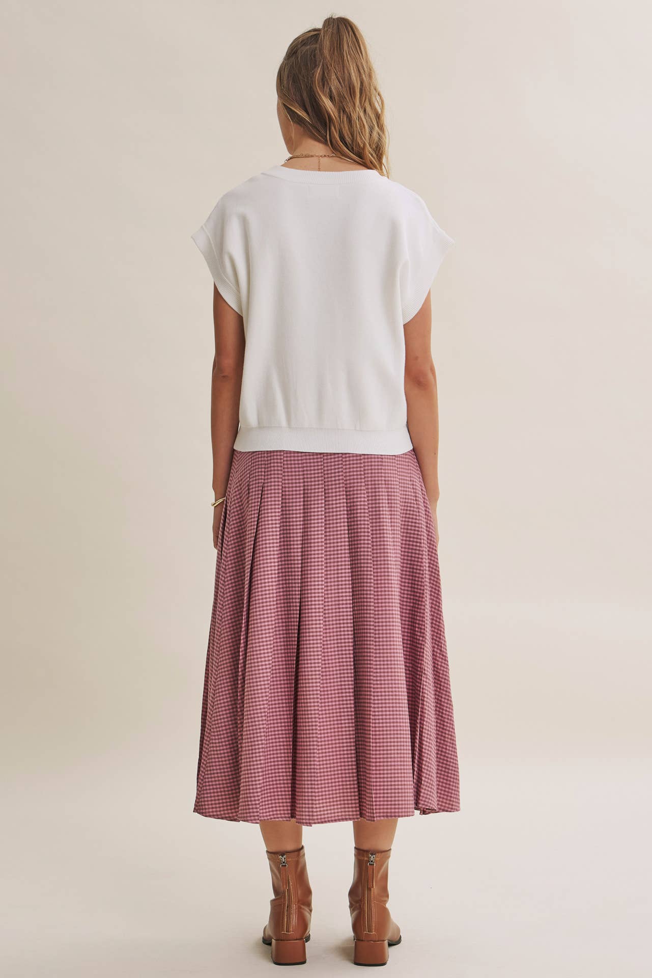 MULTI-WAY VERSATILITY SOFT COTTON BUTTON-DOWN SWEATER VEST: OFF WHITE / S