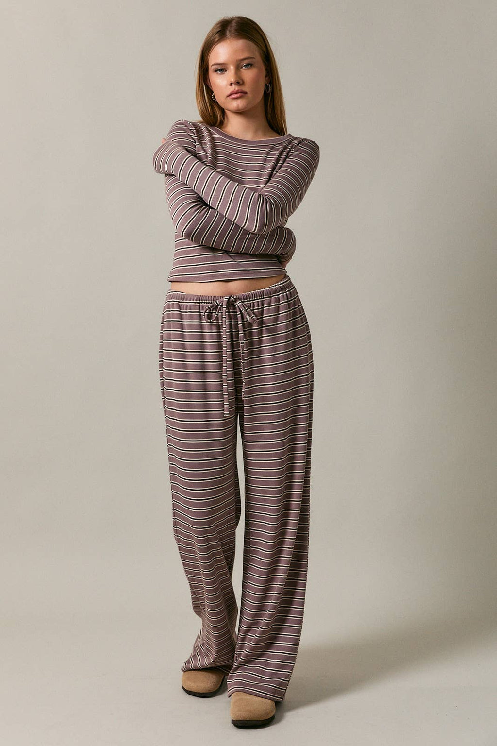 MID WAISTED WIDE LEG STRIPED PANTS: MAUVE-BROWN STRIPE / S