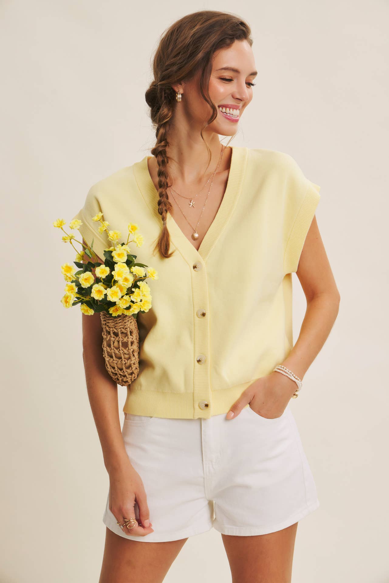 MULTI-WAY VERSATILITY SOFT COTTON BUTTON-DOWN SWEATER VEST: OFF WHITE / S