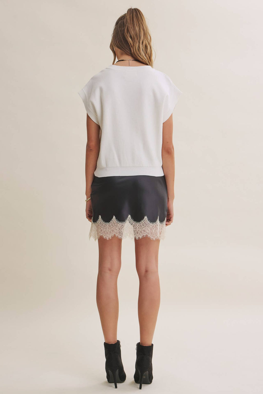 MULTI-WAY VERSATILITY SOFT COTTON BUTTON-DOWN SWEATER VEST: OFF WHITE / M