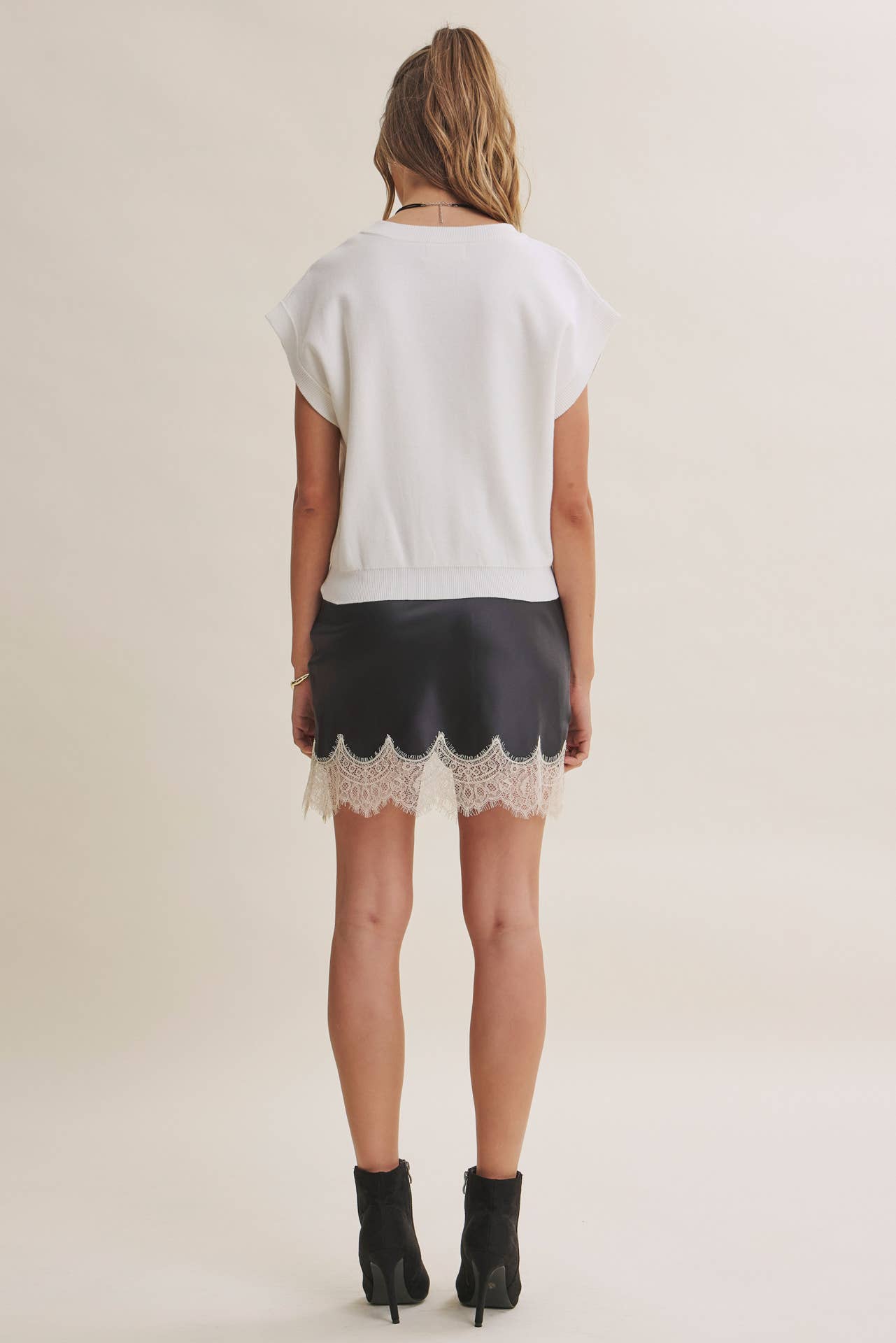 MULTI-WAY VERSATILITY SOFT COTTON BUTTON-DOWN SWEATER VEST: OFF WHITE / M