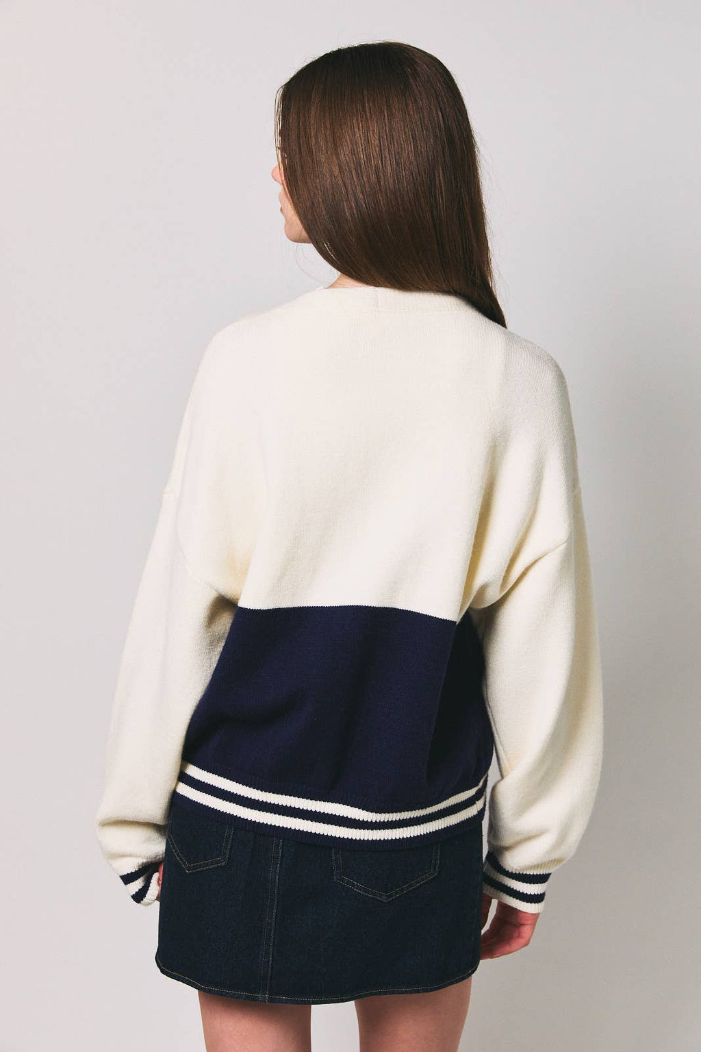 KNIT SWEATER CARDIGAN WITH "GAME DAY" GRAPHIC: CREAM-NAVY / M