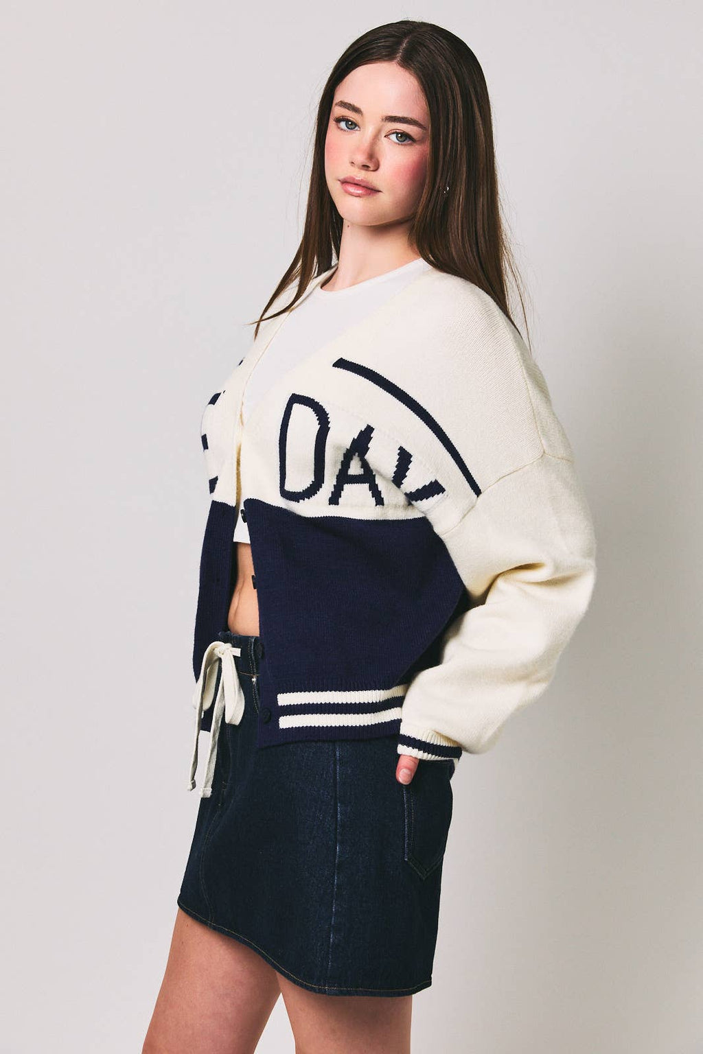 KNIT SWEATER CARDIGAN WITH "GAME DAY" GRAPHIC: CREAM-NAVY / L