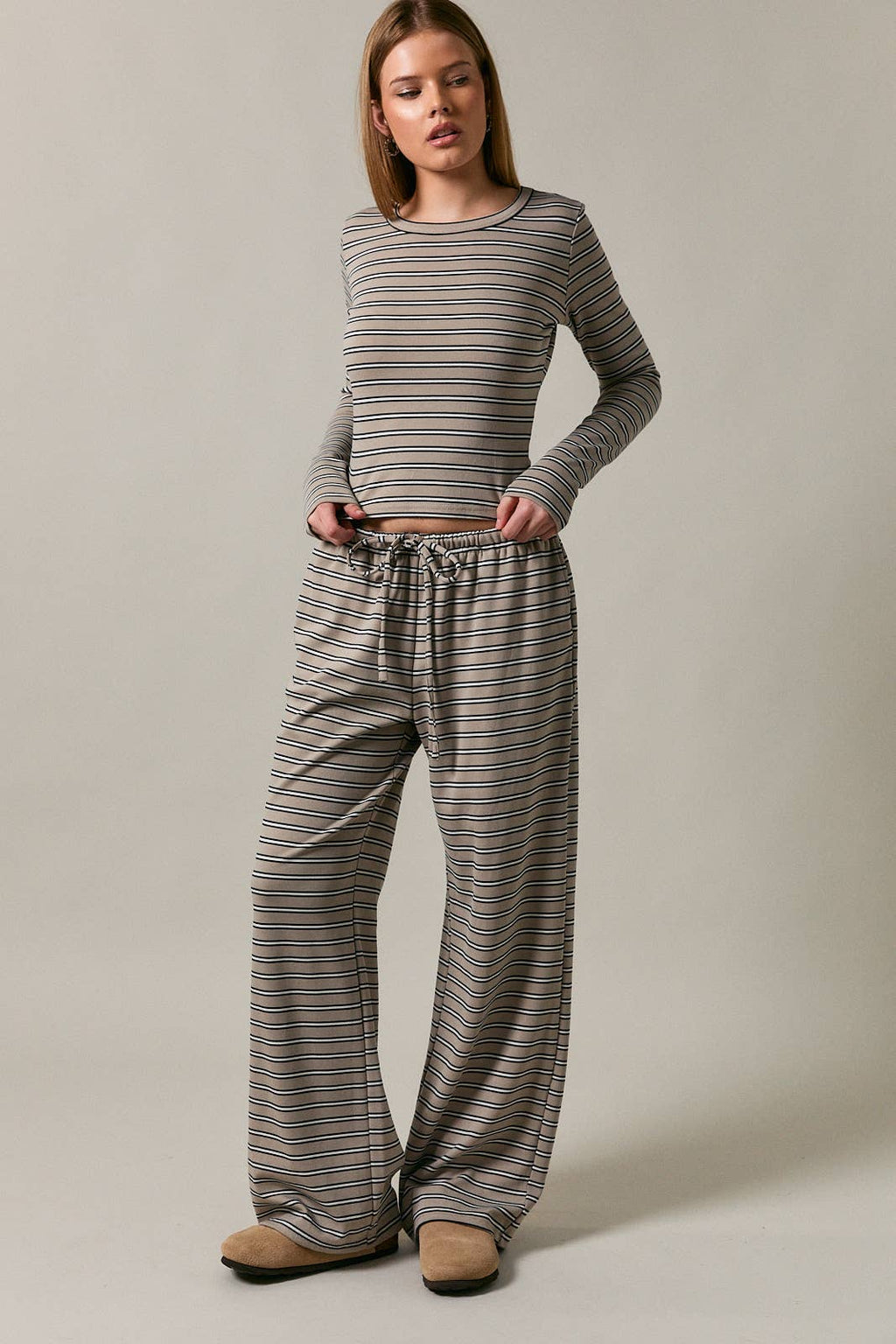 MID WAISTED WIDE LEG STRIPED PANTS: MAUVE-BROWN STRIPE / XS