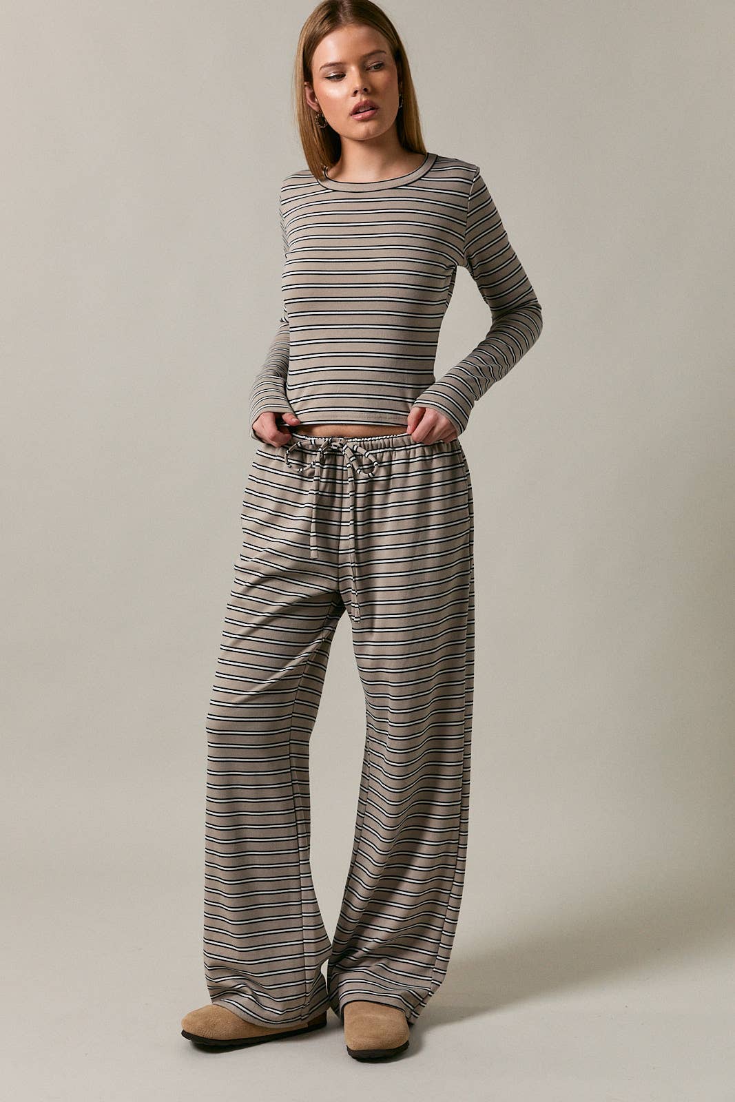 MID WAISTED WIDE LEG STRIPED PANTS: MAUVE-BROWN STRIPE / L