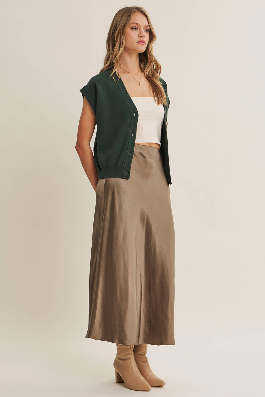 MULTI-WAY VERSATILITY SOFT COTTON BUTTON-DOWN SWEATER VEST: OFF WHITE / S